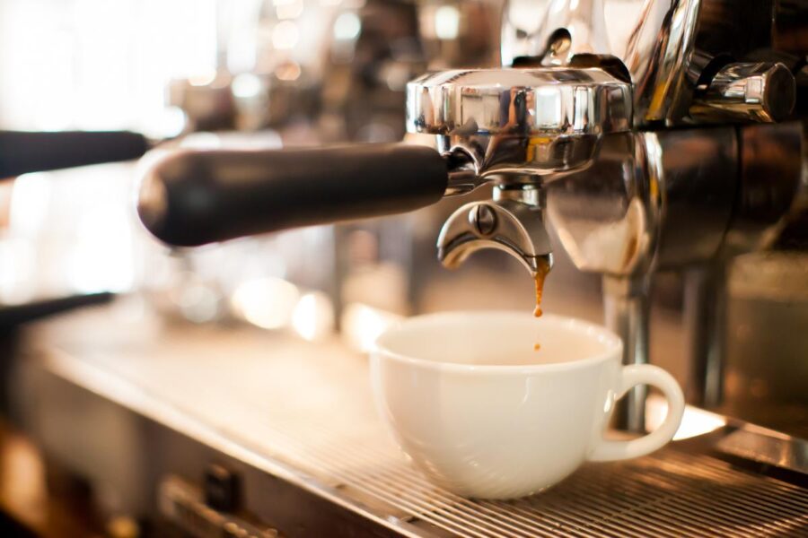 Coffee extraction from a professional coffee machine with a bottomless filter